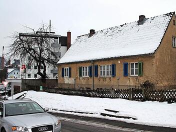 Das Siedlungshäuschen am Fuß des Galgenbergs soll für ein Neubauprojekt weichen: Die Baufirma Göhl, Mainroth, will hier ein Gebäude mit zehn Wohnungen und 14 Stellplätzen errichten. Fotos: Stephan Tiroch