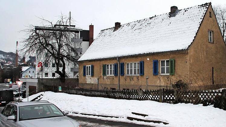 Das Siedlungshäuschen am Fuß des Galgenbergs soll für ein Neubauprojekt weichen: Die Baufirma Göhl, Mainroth, will hier ein Gebäude mit zehn Wohnungen und 14 Stellplätzen errichten. Fotos: Stephan Tiroch