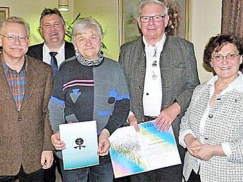 Ehrungen beim Förderkreis zur Erhaltung und Verschönerung der Kulturlandschaft im Bereich der Gemeinde Himmelkron: Von links Zweiter Vorsitzender Herbert Mädl, Bürgermeister Gerhard Schneider, Martha Kaupper, Kurt Schoberth und Vorsitzende Inge Tischer Foto: Werner Reißeaus