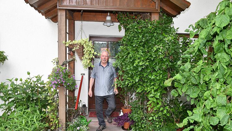 Gerhard Schätzlein kommt kurzerhand mit und zeigt uns seinen Ort. Foto: Ronald Rinklef