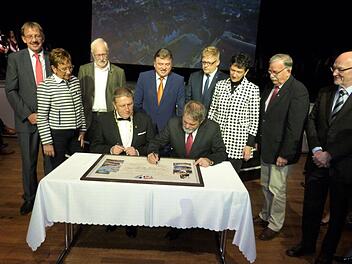 Kulmbachs OB Henry Schramm und sein Lüneburger Amtskollege Ulrich Mädge unterzeichneten die Jubiläumsurkunde. Foto: Werner Reißaus