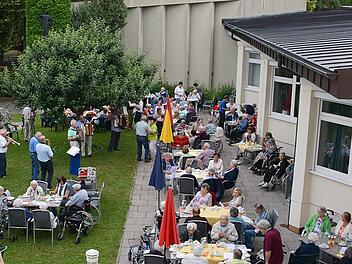 Nachmittage unter anderem mit der Prominentenband gehören im Haus St. Michael in Bad Königshofen mit dazu. Dann wird im idyllischen Hof des Hauses getanzt, gesungen und geschunkelt. Foto: Hanns Friedrich