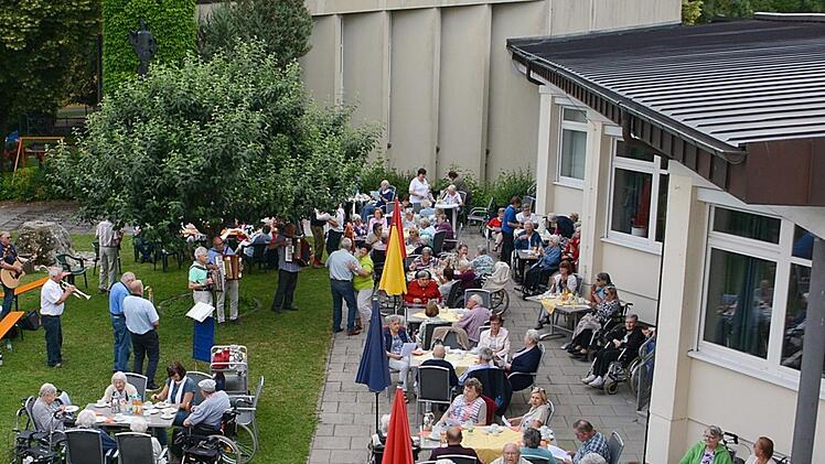 Nachmittage unter anderem mit der Prominentenband gehören im Haus St. Michael in Bad Königshofen mit dazu. Dann wird im idyllischen Hof des Hauses getanzt, gesungen und geschunkelt. Foto: Hanns Friedrich