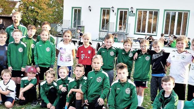 Die Raiffeisenbank Obermain Nord hat dem TSC Mainleus 4500 Euro gespendet. Unser Bild zeigt die Nachwuchskicker des TSC mit (von links) Vorstandsmitglied Ulrich Klein, TSC-Vorsitzendem Robert Bosch und seinem Stellvertreter Michael Eichner.  Foto: Werner Rei&szlig;aus