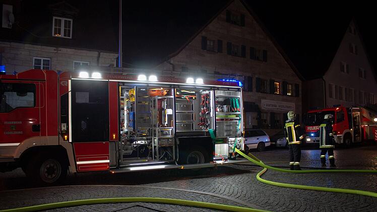 In einem Fachwerkhaus am Marktplatz von Cadolzburg ist am Sonntag ein Brand ausgebrochen. Foto: NEWS5 / Schmelzer