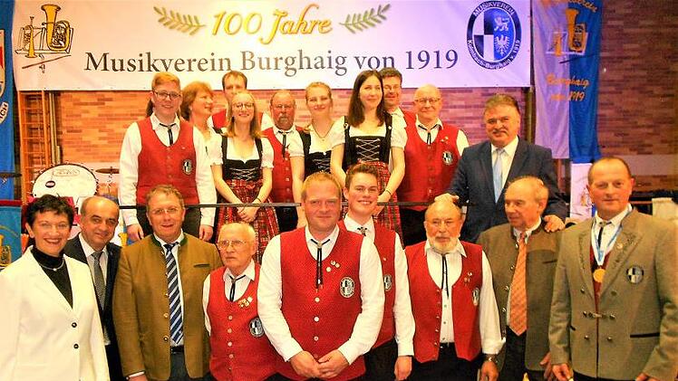 Der Musikverein ehrte langjährige aktive Musik für ihre Treue zum Verein. Herbert Brehm (Dritter von rechts) wurde zum Ehrenmitglied ernannt. Foto: Sonny Adam