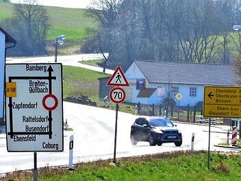 Vor Busendorf werden die Verkehrsteilnehmer auf die Umleitung 50 aufmerksam gemacht, die sie um die Sperrung bei Rattelsdorf herumführt. Foto: Rainer Lutz
