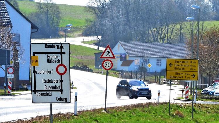 Vor Busendorf werden die Verkehrsteilnehmer auf die Umleitung 50 aufmerksam gemacht, die sie um die Sperrung bei Rattelsdorf herumführt. Foto: Rainer Lutz