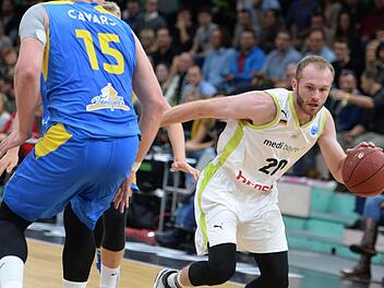 Bryce Alford (rechts, gegen Klavs Cavars von BK Ventspils) und Medi Bayreuth wollen am Mittwoch viel Zug zum Korb zeigen und mit einem Sieg in die nächste Runde des Europe Cups einziehen.  Foto: Peter Mularczyk