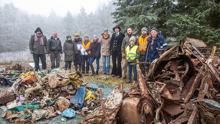 Die Helfer und ihr gesammelter Müll Foto: Marion Eckert