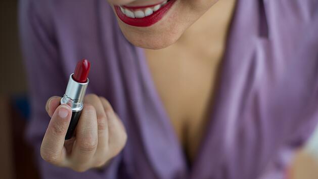 Angeblich kann man an der BH-Größe erkennen, ob eine Frau zur Untreue neigt.