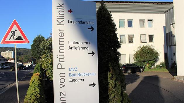 Das Schild der Franz von Prümmer Klinik in Bad Brückenau wirft einen langen Schatten. Wo werden Patienten zukünftig behandelt? Foto: Julia Raab
