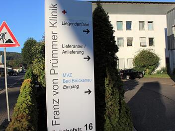 Das Schild der Franz von Prümmer Klinik in Bad Brückenau wirft einen langen Schatten. Wo werden Patienten zukünftig behandelt? Foto: Julia Raab