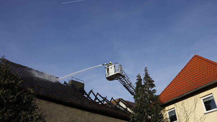 Scheune komplett ausgebrannt: Feuerwehr mit Drehleiter im Einsatz