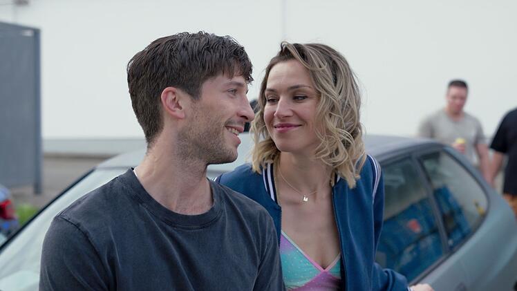 Miki (Slavko Popadić) und Sandra (Franziska Hartmann) führen eine Beziehung voller Höhen und Tiefen. Oft wird es laut zwischen den beiden. Schafft Sandra es, ihre Emotionen zu kontrollieren?