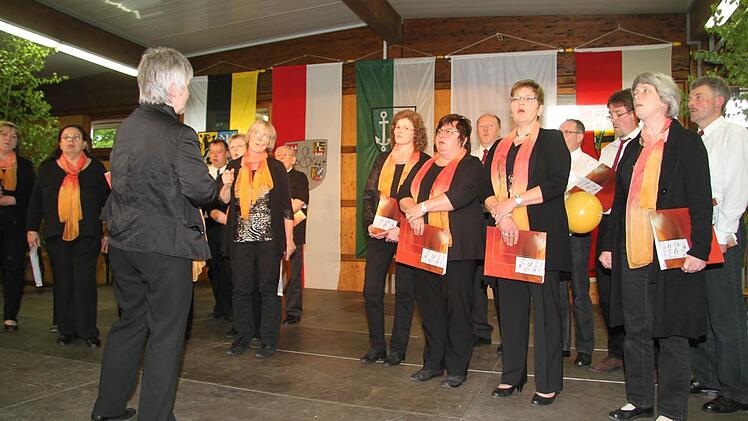 Der gemischte Chor Kirchlein wurde von Eva Maria Schnapp geleitet und hatte sich ein außergewöhnliches Repertoire ausgesucht.