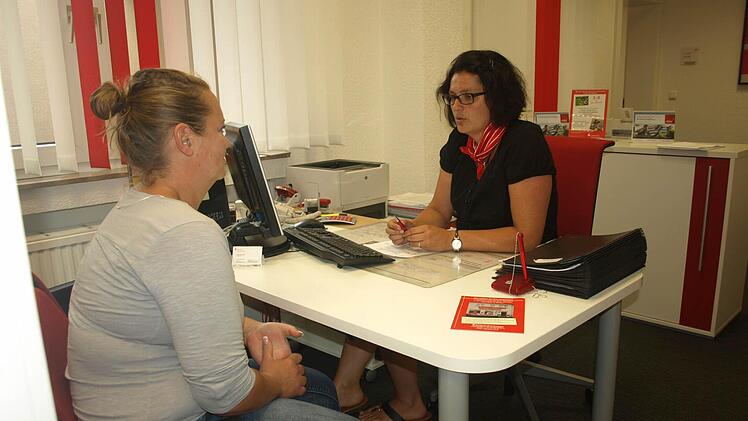 Mitarbeiterin Tanja Sadowski (rechts) berät eine Kundin.