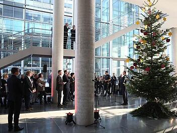 Ein Rhöner Weihnachtsbaum steht im Deutschen Bundestag. Fast fünf Meter ist die Tanne hoch.  Foto: Tobias Koch