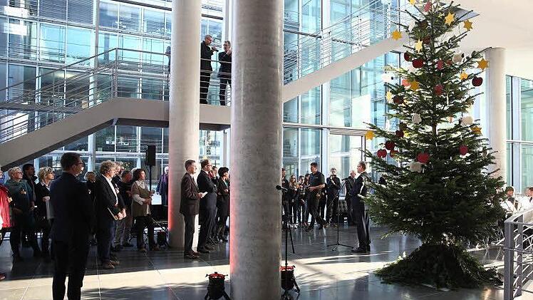 Ein Rhöner Weihnachtsbaum steht im Deutschen Bundestag. Fast fünf Meter ist die Tanne hoch.  Foto: Tobias Koch