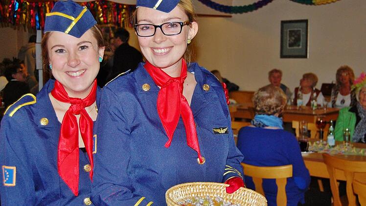 Die Flugbegleiterinnen Jacqueline Dünisch (24) und Liane Benkert (23) umsorgten die Steinacher Fluggäste beim Einchecken, gaben Sicherheitshinweise vor dem Start und schenkten über den Wolken je nach Stimmungshöhe Alkohol oder Tomatensaft aus. Foto: Sigismund von Dobschütz