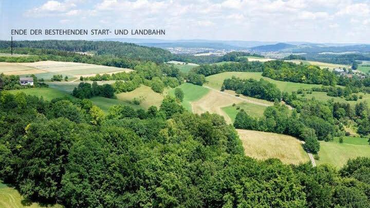 Blick über die Brandensteinsebene nach Lützelbuch heute. Gegner eines Flugplatzneubaus behaupten, dieser sei überflüssig, weil sich die Landebahn auf der Brandensteinsebene auch verlängernlasse. Foto: CDM
