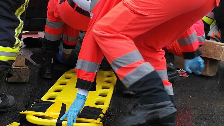 Jetzt kann der Mann unter dem Pkw hervorgezogen werden.