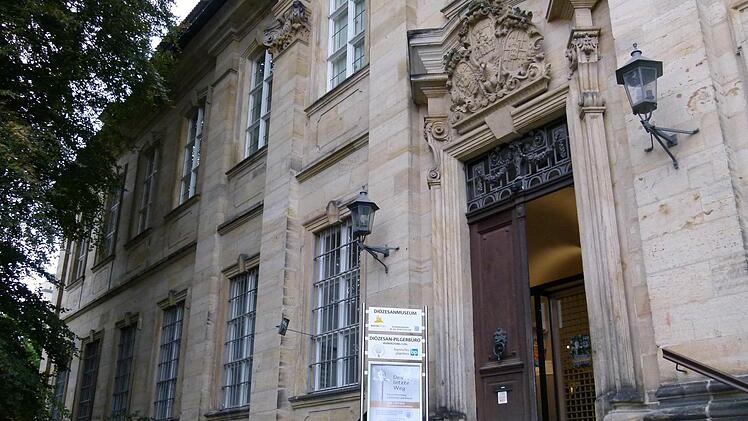 Museumsleiter Holger Kempkens mit einer Neuerwerbung: eine Strahlenmonstranz (18. Jh.) aus der Pfarrei Zentbechhofen, die im Kunsthandel aufgetaucht war. Foto: Marion Krüger-Hundrup