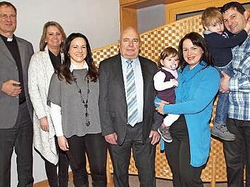 Der Jubilar Josef Fischer (Vierter von links) freute sich über die Glückwünsche von Pfarrer Georg Birkel (von links), Sabine Rießner, Tochter Claudia, Tochter Manuela und Enkelin Laura, Schwiegersohn Michael Pfaffenberger und Enkel Lukas (von links). Foto: Alfred Thieret