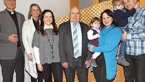 Der Jubilar Josef Fischer (Vierter von links) freute sich über die Glückwünsche von Pfarrer Georg Birkel (von links), Sabine Rießner, Tochter Claudia, Tochter Manuela und Enkelin Laura, Schwiegersohn Michael Pfaffenberger und Enkel Lukas (von links). Foto: Alfred Thieret