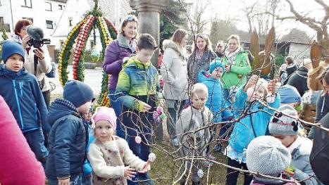 Auf dem geschm&uuml;ckten Dorfplatz gab's ein Fest f&uuml;r gro&szlig; und klein.