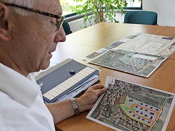 Bürgermeister Helmut Lottes mit dem Entwurf des Bebauungsplans "Schmidsleiten II", der in der September-Sitzung verabschiedet werden soll. Foto: Evi Seeger