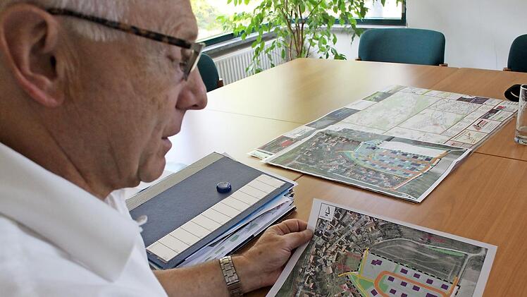 Bürgermeister Helmut Lottes mit dem Entwurf des Bebauungsplans "Schmidsleiten II", der in der September-Sitzung verabschiedet werden soll. Foto: Evi Seeger