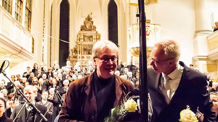Blumen für Komponist und Dirigent: MArcus M. Reißenberger und Peter Stenglein nach der erfolgreichen Uraufführung in der Coburger Morizkirche.Foto: Jochen Berger