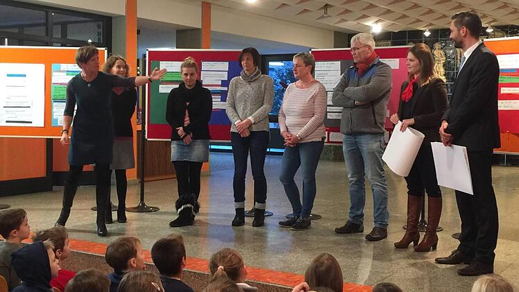 Beim Abschluss der Projektwoche bedankt sich Rektorin Ursula Schüßler bei allen Sponsoren und stellt diese den Kindern vor.