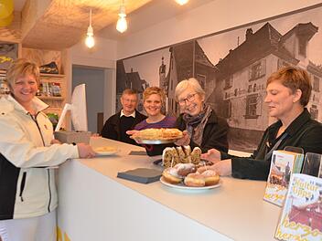 Gästeführerin Moni Beck (links) schaute sich am Montag als eine der ersten Besucher um. Auch sie durfte vom Apfelkuchen probieren, den Hertha Lang zur Eröffnung gebacken hatte. Unser Foto zeigt hinter der Infotheke das Ehepaar Lang als Vermieter sowie Bettina Geier-Hildel und Judith Jochmann von der Tourist-Info der Stadt.  Fotos: Bernhard Panzer