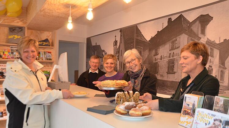 Gästeführerin Moni Beck (links) schaute sich am Montag als eine der ersten Besucher um. Auch sie durfte vom Apfelkuchen probieren, den Hertha Lang zur Eröffnung gebacken hatte. Unser Foto zeigt hinter der Infotheke das Ehepaar Lang als Vermieter sowie Bettina Geier-Hildel und Judith Jochmann von der Tourist-Info der Stadt.  Fotos: Bernhard Panzer