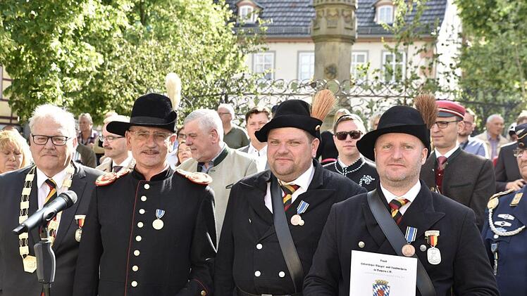 Seitens des Bundes Historischer Bürger- und Landwehren in Bayern wurden langjährige Mitglieder des Kommandos der Königsberger Bürgerwehr mit der Bronzenen Verdienstmedaille geehrt (von links): Bürgermeister Claus Bittenbrünn, Hauptmann Manfred Barfuß, Tambour Reiner Mantel und Tambour Dominik Blümmert Foto: Gerolt Snater