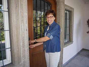 Doris Hartan-Khan schließt für sich ein letztes Mal die Türe der Bischofsheimer Hauswirtschaftsschule zu.  Marion Eckert