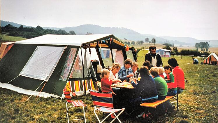 Einfach ging es zu auf der Wiese. Dafür waren die Gebühren unschlagbar günstig. Foto: Drenker