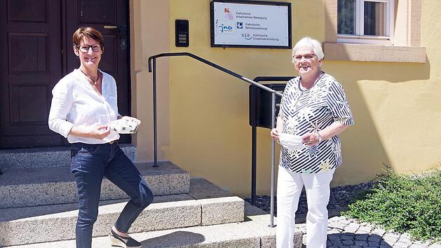 KAB-Verbandsreferentin Manuela M&auml;hringer (links) und Mathilde Hutzl von der CAH freuen sich, mit der Spende von 500 Euro viel Gutes bewirken zu k&ouml;nnen.  Foto: Heike Sch&uuml;lein