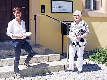 KAB-Verbandsreferentin Manuela Mähringer (links) und Mathilde Hutzl von der CAH freuen sich, mit der Spende von 500 Euro viel Gutes bewirken zu können.  Foto: Heike Schülein