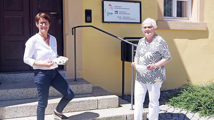 KAB-Verbandsreferentin Manuela Mähringer (links) und Mathilde Hutzl von der CAH freuen sich, mit der Spende von 500 Euro viel Gutes bewirken zu können.  Foto: Heike Schülein