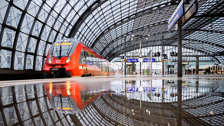 Regionalzug f&auml;hrt in den Hauptbahnhof Berlin ein