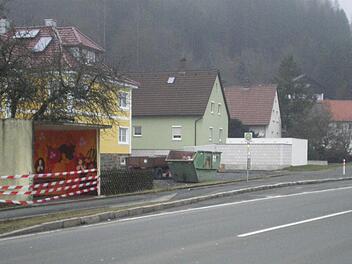Am Dienstag war das Buswartehäuschen abgesperrt. Rechts hinten sind die Pfähle zu sehen, die keine Zufahrt mehr ermöglichen. Foto: privat