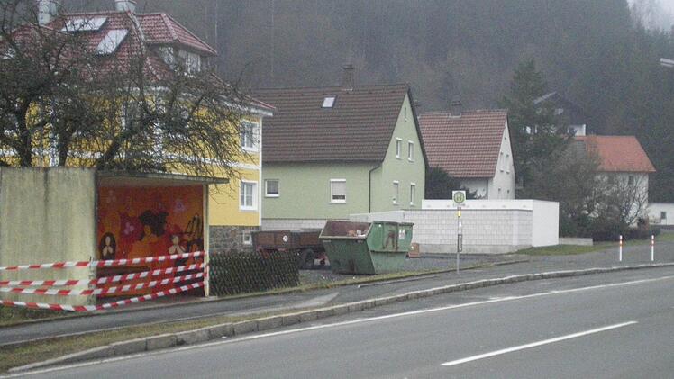 Am Dienstag war das Buswartehäuschen abgesperrt. Rechts hinten sind die Pfähle zu sehen, die keine Zufahrt mehr ermöglichen. Foto: privat