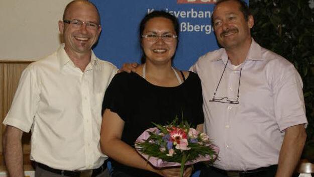 DGB-Kreisvorsitzende Anna Schlechter mit dem Regionsvorsitzenden Frank Firsching (links) und ihrem Vorgänger Reiner Greich