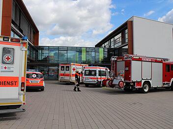 Ein Großaufgebot an Rettungskräften rückte an der Höchstadter Realschule an. Foto: Andreas Dorsch