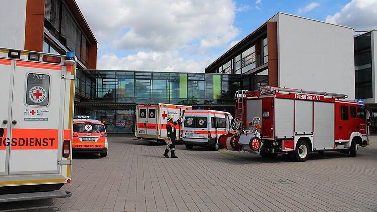 Ein Großaufgebot an Rettungskräften rückte an der Höchstadter Realschule an. Foto: Andreas Dorsch