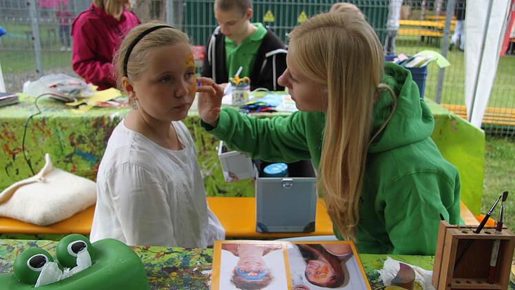 Das Spielmobilteam verwandelte die Kinder in Zauberwesen: Lilo Daum (9) hat sich eine Vorlage ausgesucht.