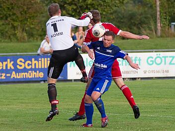 FC Mitwitz - TSV Meeder: Einen Elfer fordern die Mitwitzer in dieser Szene. Meeders Torwart Wicht geht mit der Faust in Richtung Ball und räumt danach Stefan Böhmer (blaues Trikot) ab.  Foto: Heinrich Weiß